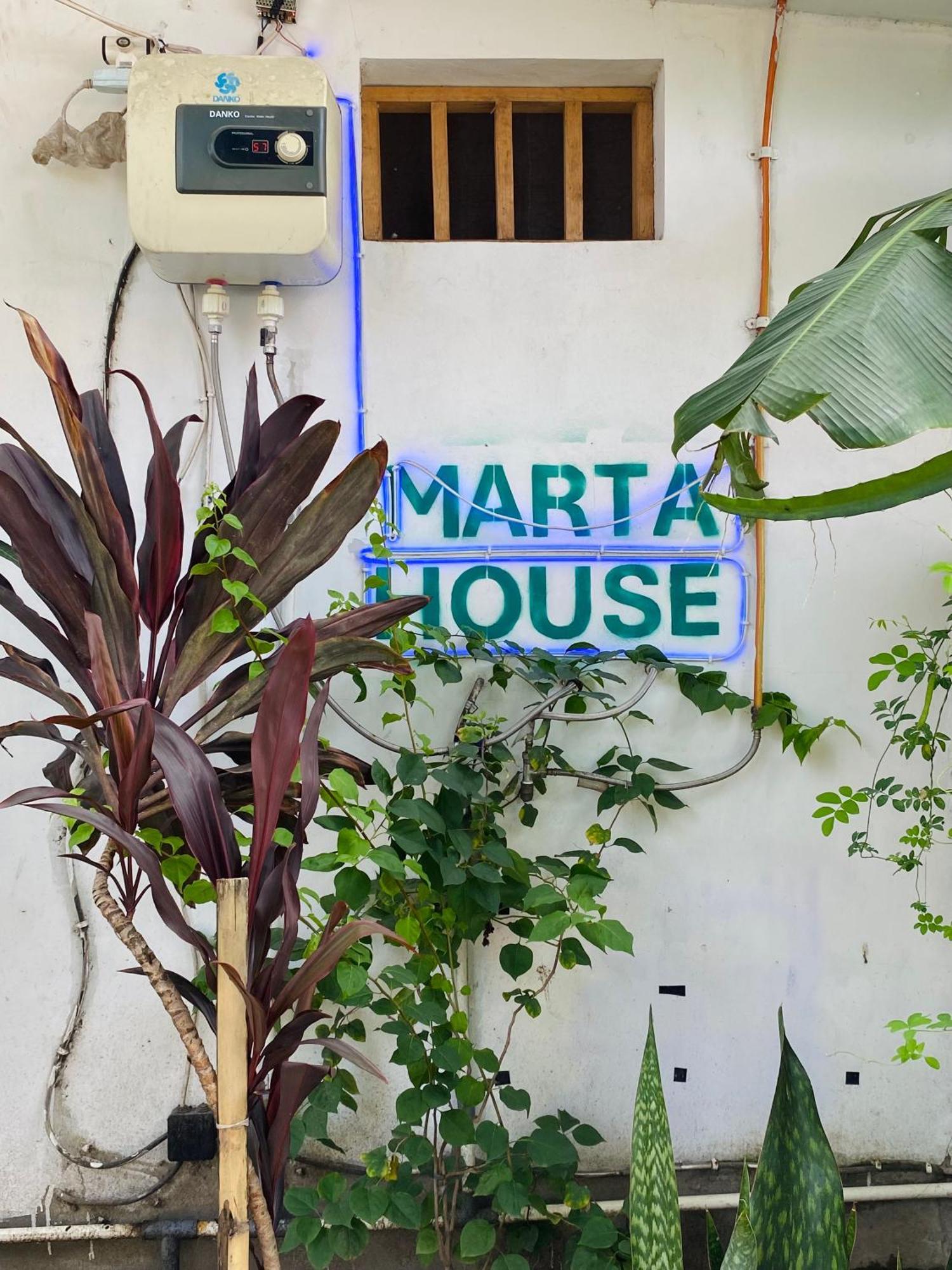 ホテル Marta House ギリ・アイル エクステリア 写真